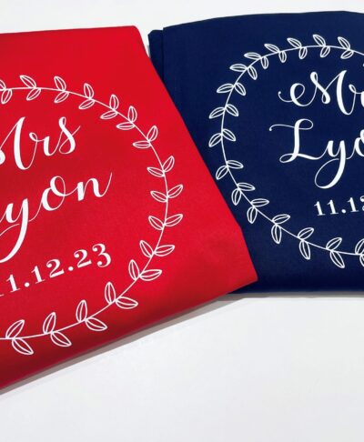 White personalised wedding apron with custom name embroidery – ideal gift for bride, groom, or newlyweds.